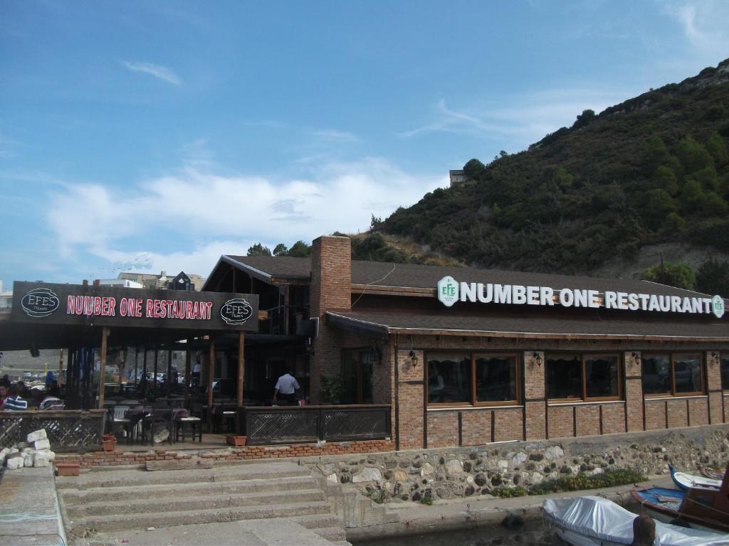 Number One Apart Hotel Karaburun  Eksteriør billede